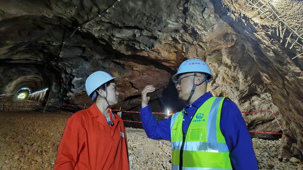 底气从何而来|探溶洞、进隧道、爬高坡,直击天然气管道工程的最前线