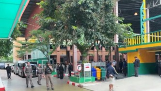 泰国校园枪击案事发地距曼谷市中心20公里，现场拉起警戒线