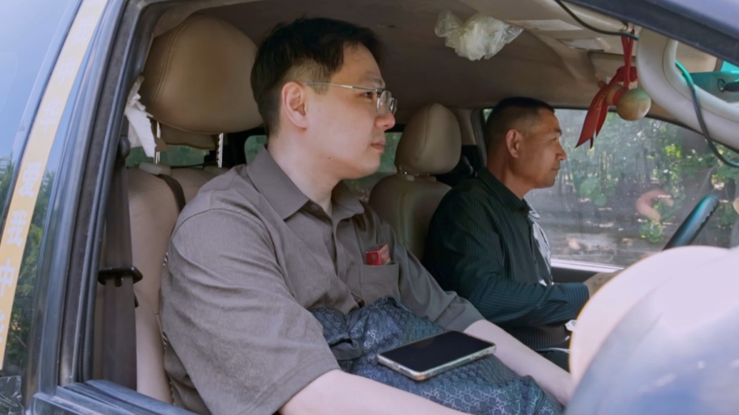 寻亲之后｜王冠冠坐上父亲的寻亲车表示：“受这样的苦，爸爸太不容易了”