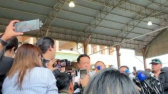 泰国校园枪击案已致6死23伤，总理阿努廷到场致歉，“非常悲痛！”
