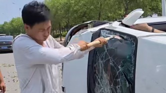 “这是刻在中国人骨子里的本能”，车辆侧翻有人被困，多名路人自发停车破窗救人