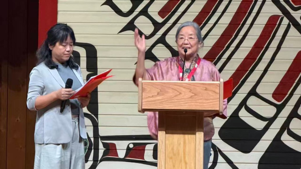 蔡皋接过安徒生奖，“现在是图画书的春天”