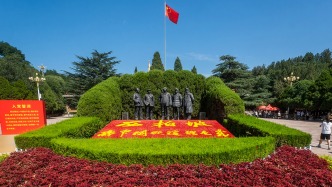新任河北省委书记罗文到西柏坡纪念馆广场，向五大书记塑像敬献花篮、鞠躬致敬
