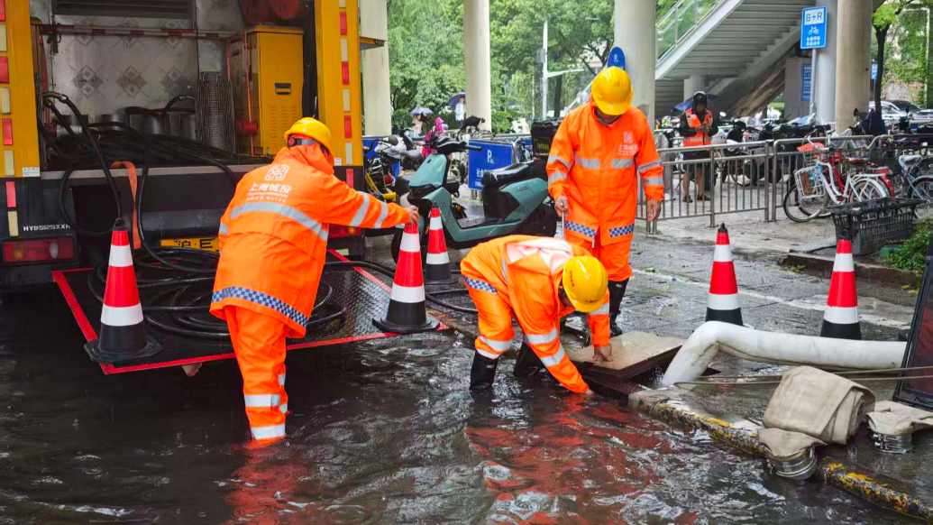 暴雨致多路段积水，上海城投水务正全力抢排