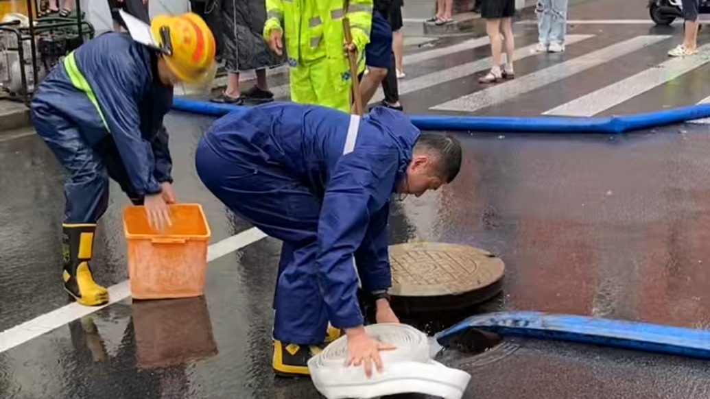 暴雨致上海多路段积水，现场直击：排水正在紧急进行中