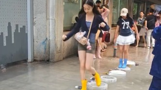 暴雨积水阻归路，消防水带搭起“便民桥”
