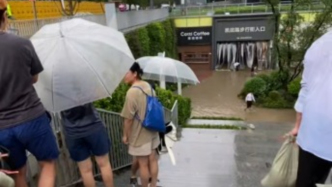 暴雨致上海一下沉式广场现“瀑布”，记者实探：沙袋封堵商户撤离