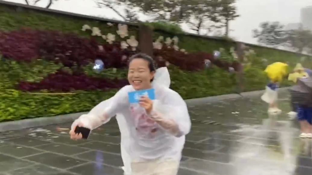 台风“白海豚”影响上海,记者在外滩采访瞬间被大风吹跑两三米