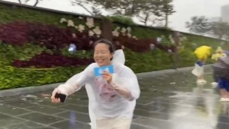 台风“白海豚”影响上海，记者在外滩采访瞬间被大风吹跑两三米
