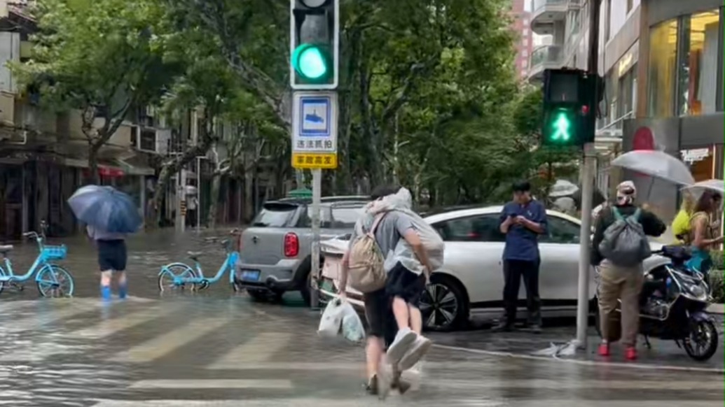 暴雨红警下的上海人气街区安福路怎么样了?记者直击积水如何减退