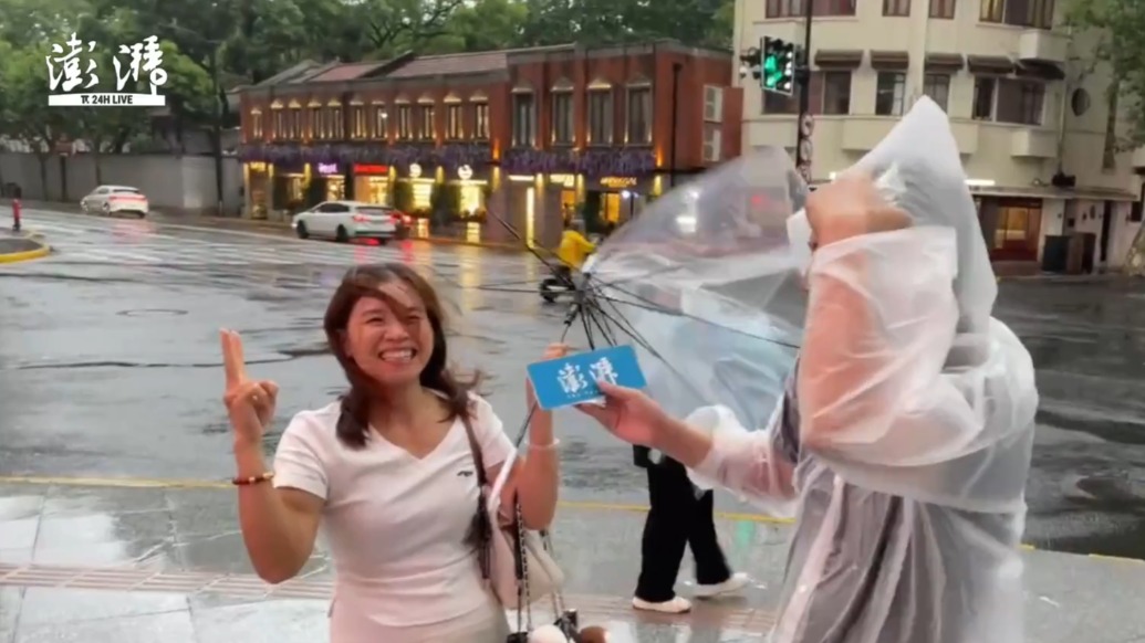 台风“白海豚”影响上海：雨水被风横着吹，游客的伞瞬间被吹报废
