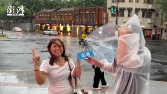 台风“白海豚”影响上海：雨水被风横着吹，游客的伞瞬间被吹报废