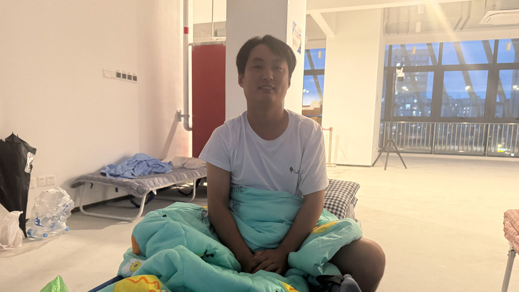 特写｜带着牵挂，一个务工者台风天里再次来到安置点