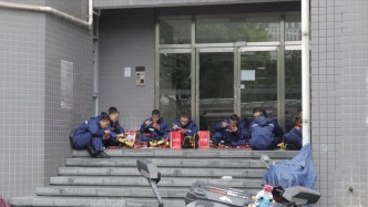 匆匆扒完几口饭又冲进风雨中，他们是台风天那道“蓝色防线”