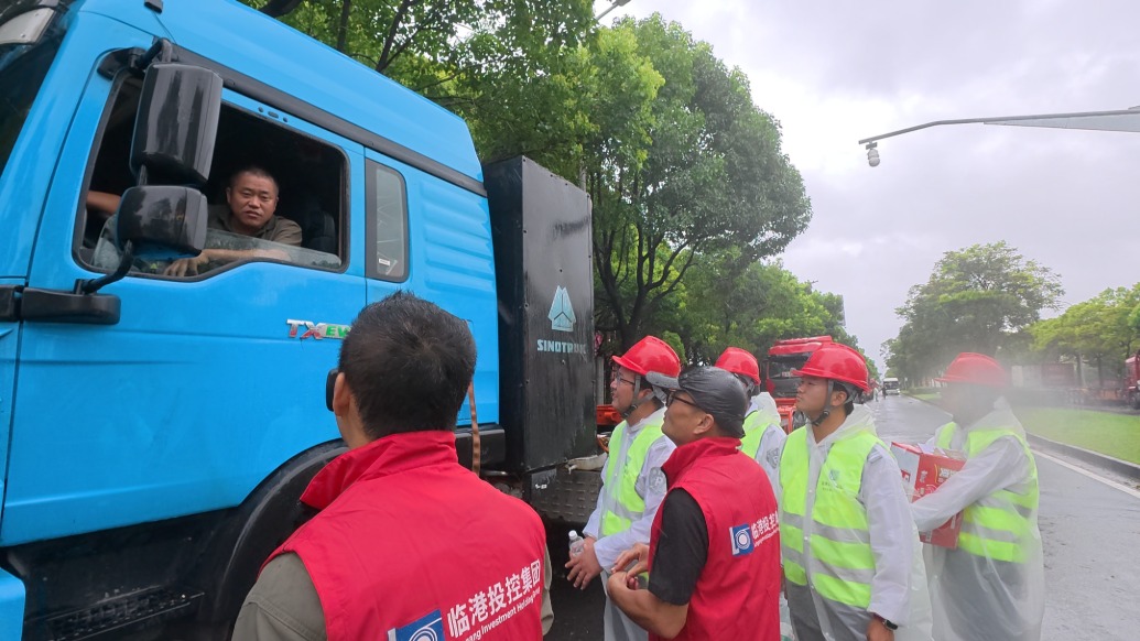 台风天里有温情,上海临港集卡中心全力安置滞留卡车司机