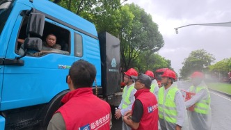 台风天里有温情，上海临港集卡中心全力安置滞留卡车司机