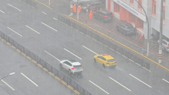 因暴雨路面积水，上海部分路口路段采取临时管控措施