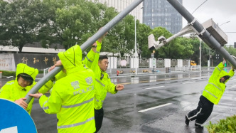 早高峰叠加暴雨、路面积水，上海警方多措并举保障交通安全有序