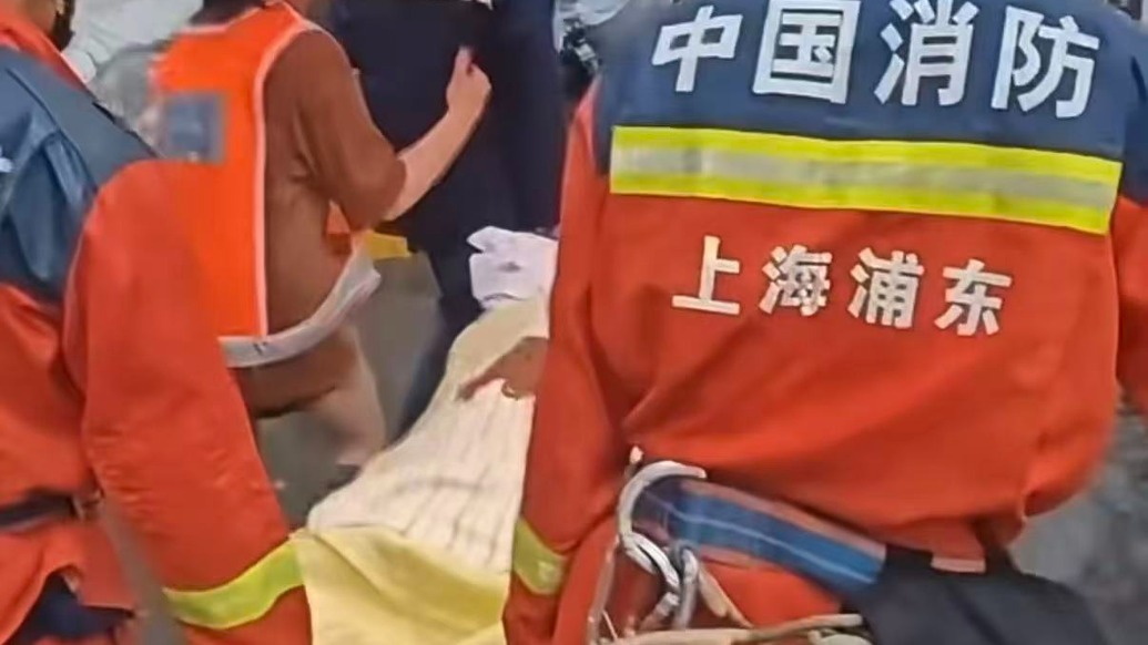 暖侬心丨风雨中他们蹚水而来，八旬老人因“白海豚”被困，上海消防迅速救助