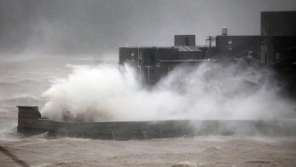 一周图片｜台风“白海豚”登陆，中央气象台继续发布暴雨橙色预警