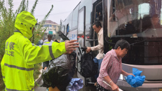 暴雨红色预警高挂，上海金山：用人单位可采取临时“六停”措施