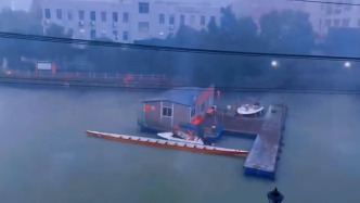 台风“白海豚”顺手“牵”走浙江乐清一龙舟基地？龙舟协会：系训练用的水上浮台，漂出百米被拖回