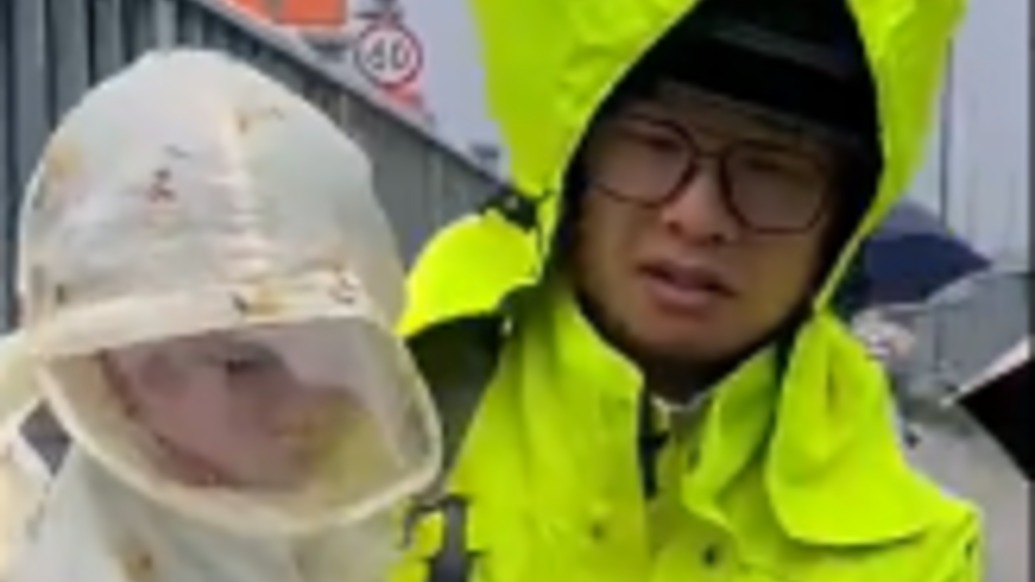 暖侬心丨风雨中最坚实的臂弯：台风“白海豚”致车辆被困，上海交警蹚水抱出孩子