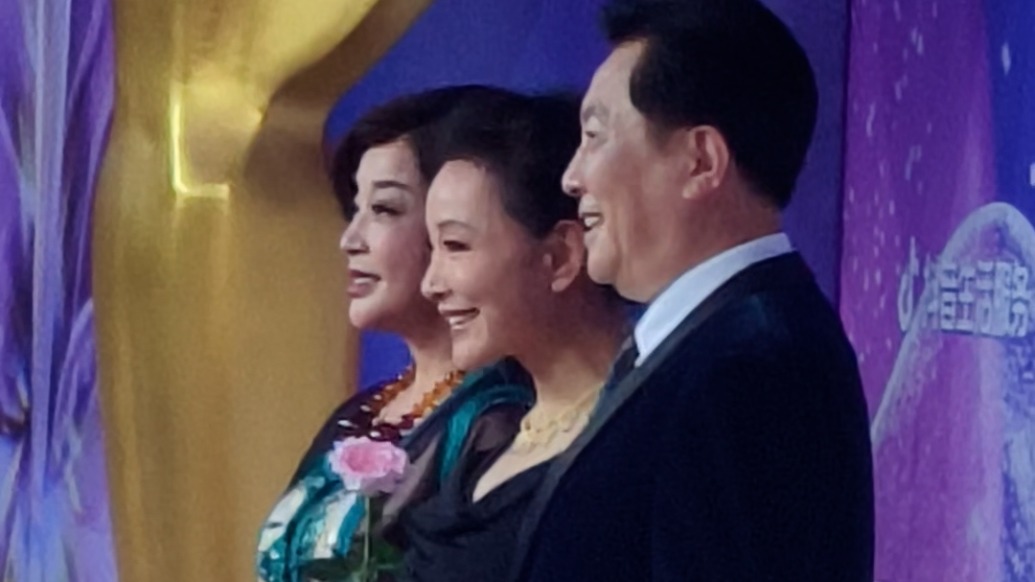 《小花》“三兄妹”唐国强刘晓庆陈冲，百花奖红毯同框