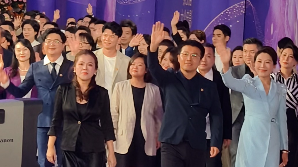 101位大众评委亮相百花奖颁奖礼红毯
