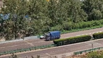 货车刹车、档位双双失灵在高速上狂飙80公里，交警护航50分钟化险为夷