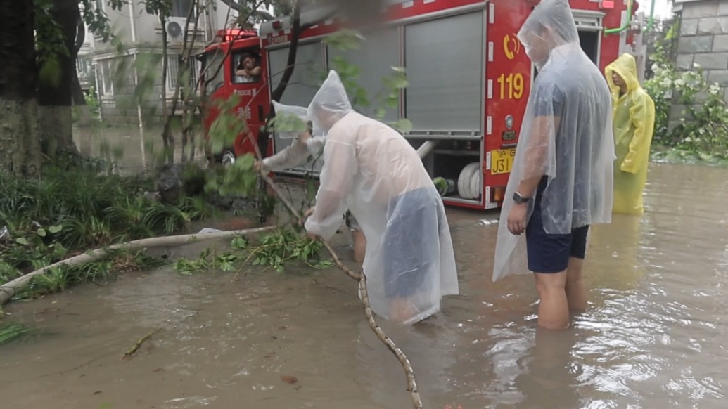 “衣服湿透没干的了”,消防员赤膊上阵排涝,上海一积水小区水位回落
