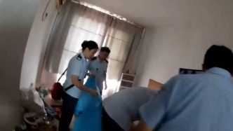 居民拨打120求救后失去联系，民警爬楼查看紧急救人 