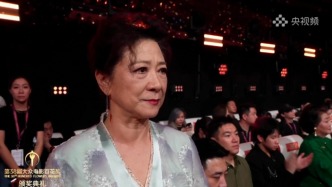 王骁获百花奖最佳男配角，母亲王馥荔含泪点头称赞