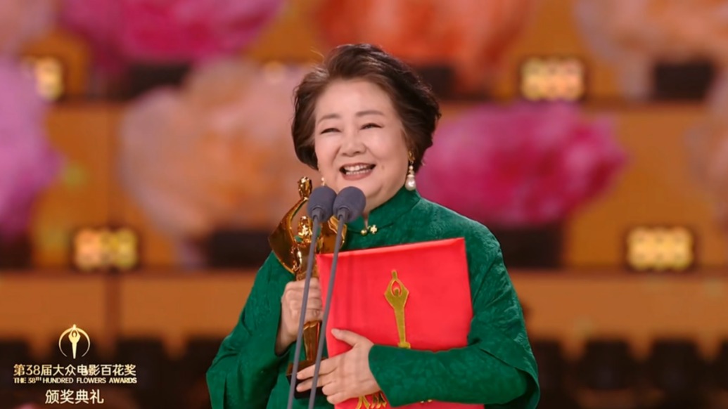 萨日娜获第38届百花奖最佳女配角奖,与马丽、宋佳含泪拥抱