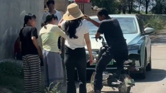 游客在新疆自驾游时车辆突然爆胎，当地居民送来水果热情“投喂”