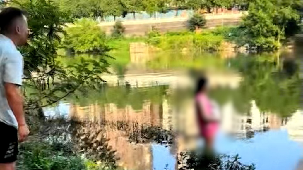 女子怀抱婴儿站水中欲轻生,湖南邵阳两名路人跳水救起