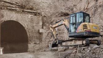 山西中阳明代城墙遭“拆旧建新”，条石墙砖被当建筑垃圾倾倒