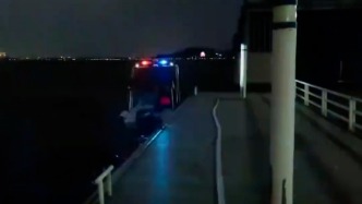 武汉东湖突发大风23人水上遇险，警方驾驶快艇全部救回