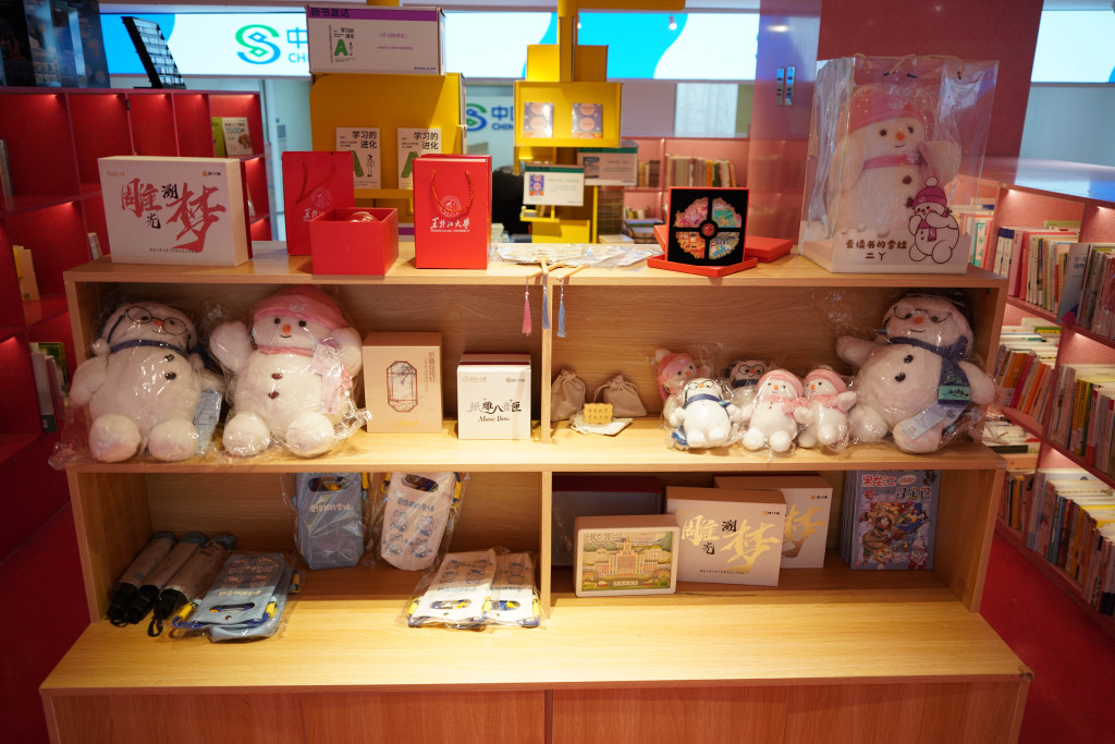 魔都眼丨上海书展明日开幕，上海书城“垂直版书展”搭建完毕