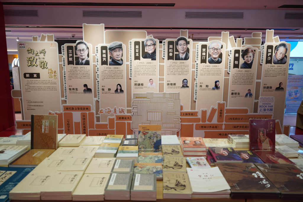 魔都眼丨上海书展明日开幕，上海书城“垂直版书展”搭建完毕