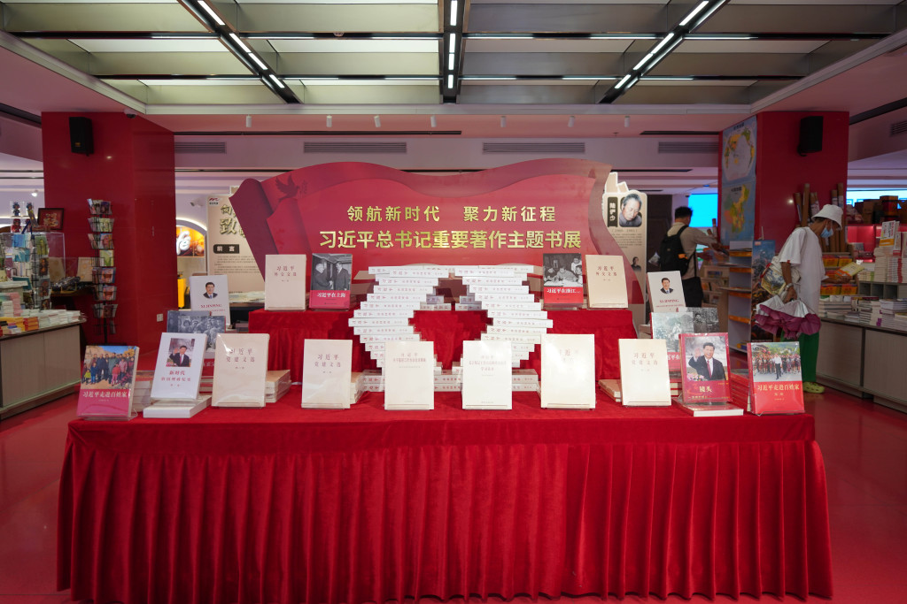 魔都眼丨上海书展明日开幕，上海书城“垂直版书展”搭建完毕