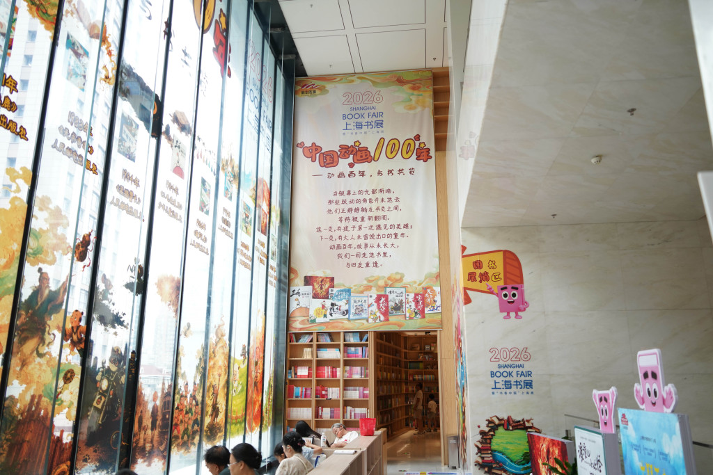魔都眼丨上海书展明日开幕，上海书城“垂直版书展”搭建完毕