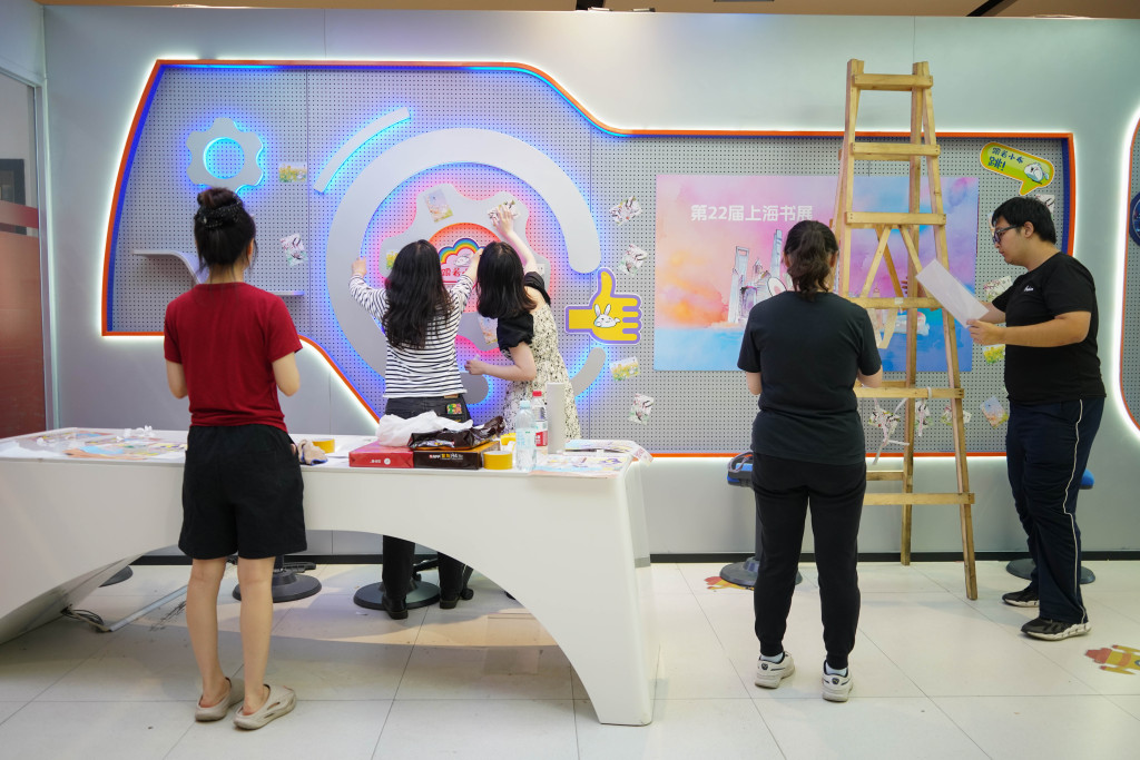 魔都眼丨上海书展明日开幕，上海书城“垂直版书展”搭建完毕