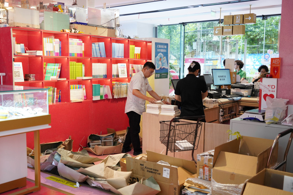 魔都眼丨上海书展明日开幕，上海书城“垂直版书展”搭建完毕