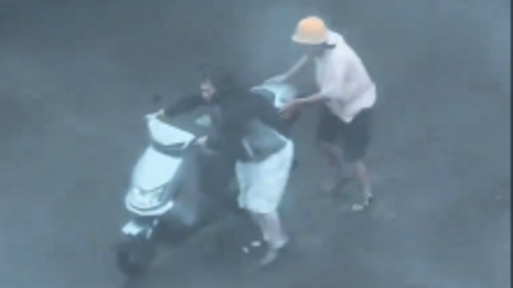 狂风暴雨掀翻老人的电瓶车和安全帽，危难时刻他出现了