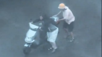 狂风暴雨掀翻老人的电瓶车和安全帽，危难时刻他出现了