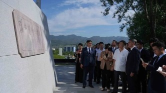 驻朝大使考察中国人民志愿军烈士纪念设施迁建工程并祭扫烈士陵园