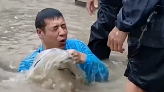 台风天村干部反复潜入污水中疏堵，他说“基层村干部都会这样做”
