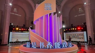 人湿透了书没湿！上海书展风雨中布展待启幕