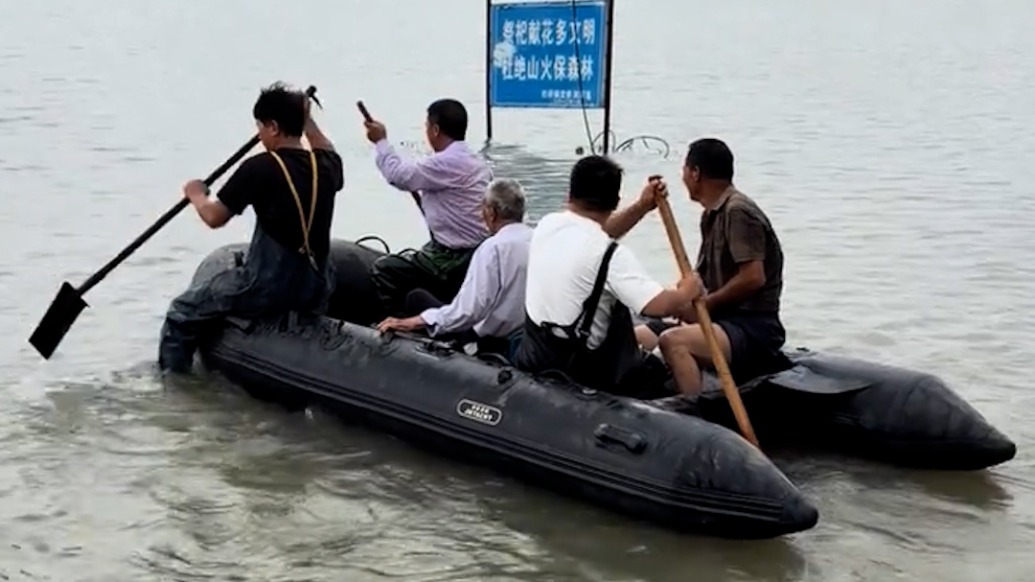 台风天救护车遇阻,浙江台州村干部借橡皮艇划3公里送重病老人就医